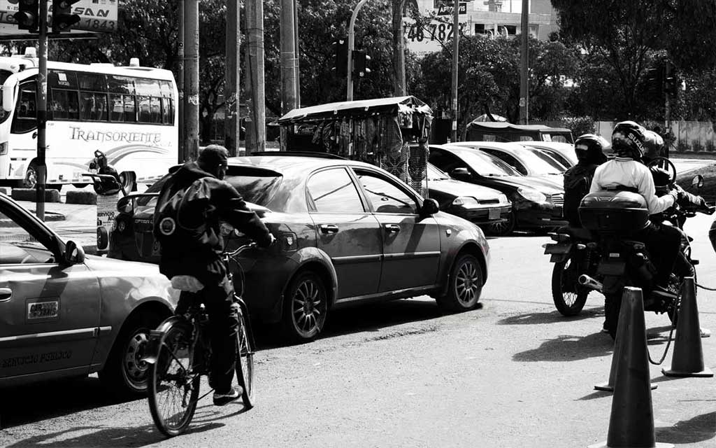 Ciclista imprudente sin casco