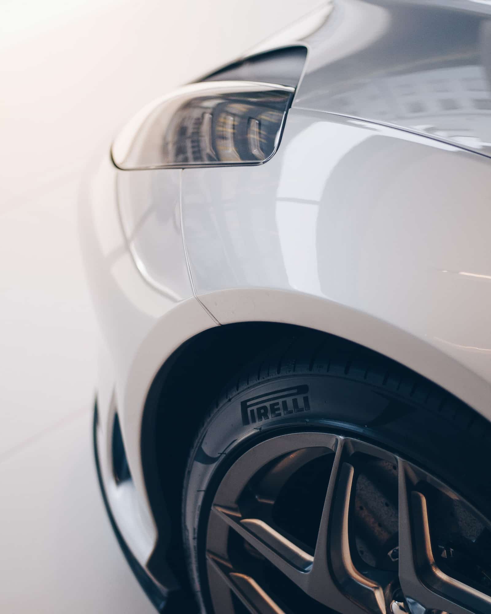 Detalle del logo o marca Pirelli en el costado de una llanta